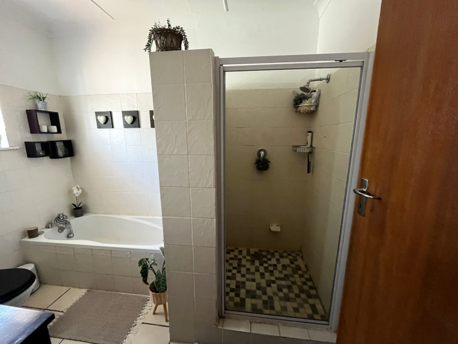 4 Bedroom Property for Sale in Rouxpark Western Cape